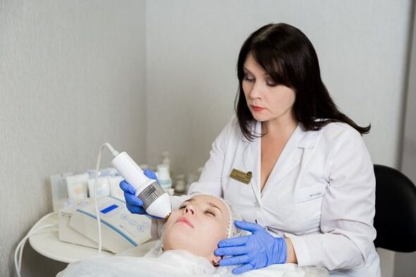 Führen Sie Gesichtskryotherapie durch